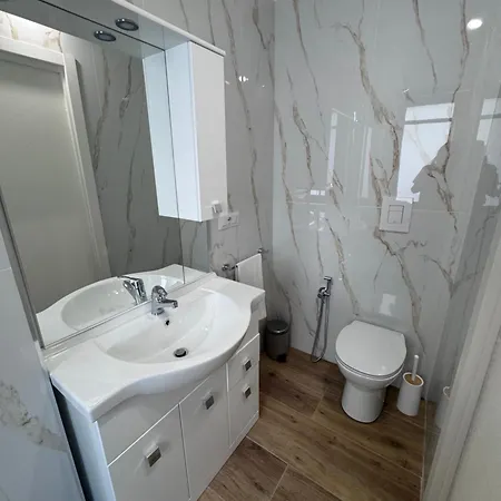 Blue 8 Garden Apartment *